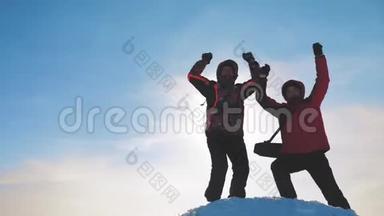 团队合作。 团体男冬雪山团队游客<strong>欢乐</strong>成功成就举起手<strong>欢乐</strong>目标